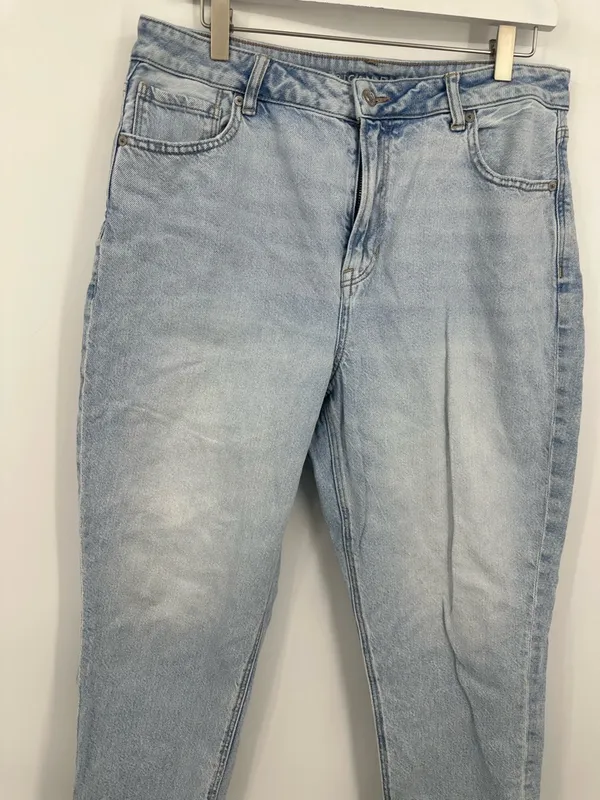 American Eagle Outfitters Strigid Mom Jeans Size 14 Short Light Wash - Image 3