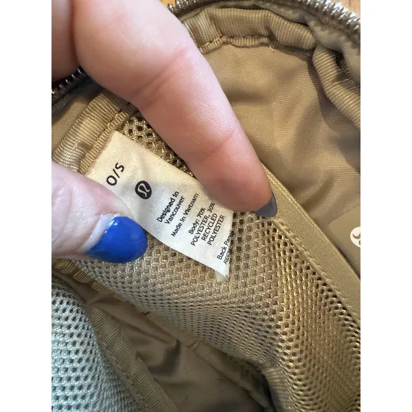 Lululemon Everywhere Belt Bag One Size Beige Fleece Sherpa Crossbody Sling Zip - Image 4