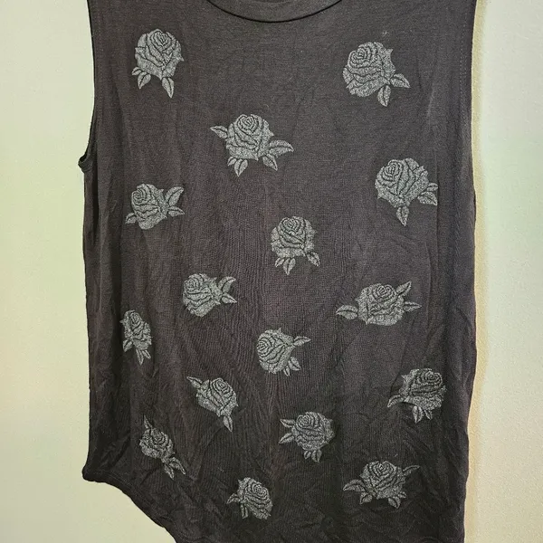 It Closet Tank Top Black Roses Sleeveless Floral Rose Pattern Neutral - Image 2