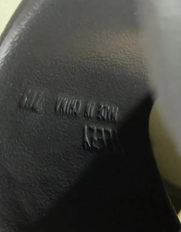 Adidas Yeezy Slide Onyx Size 7 - Image 5