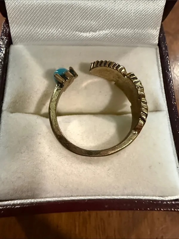 Vintage Adjustable Gold Tone Leaf and Turquoise Cabochon Ring - Image 5