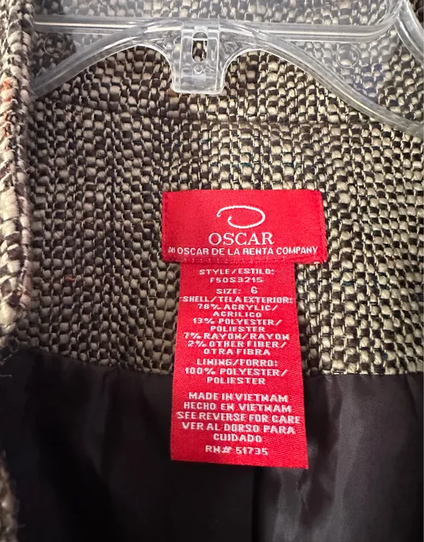 Oscar de la Renta Tweed Jacket & Skirt Set are a size 6. - Image 9