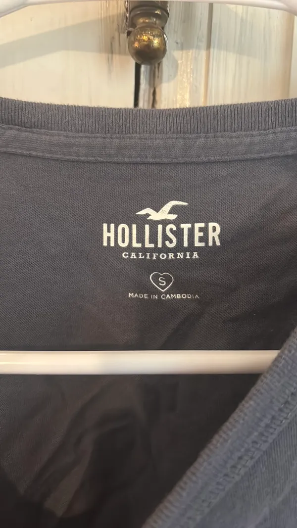 Hollister Purple Blue Graphic T-shirt Small - Image 2