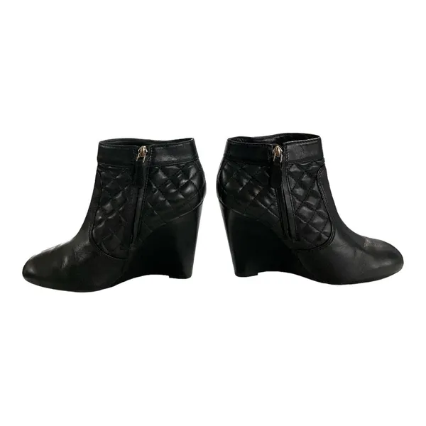 Tory Burch Leila Black Quilted Leather Wedge Ankle Booties Gold Logo Zip Size 8M - Image 10