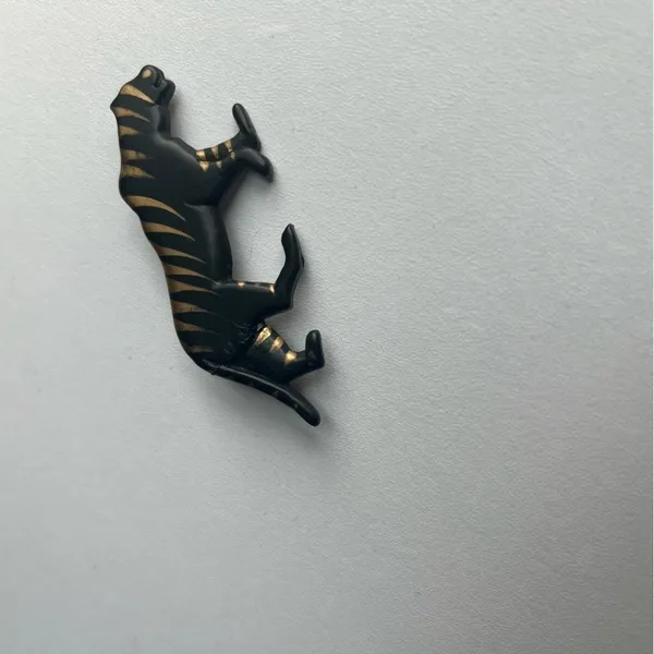 Vintage Tiger Panther Pin Brooch for shirt or scarf. Black Gold - Image 6