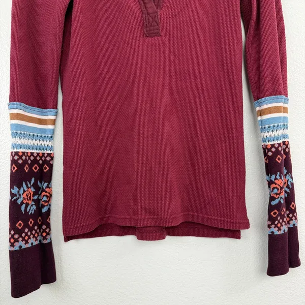 We The Free Top Womens Medium Burgundy Thermal V-Neck Floral Sleeve Long Sleeve - Image 3