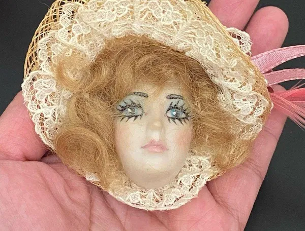 Vintage Porcelain Face Victorian Lady Head with Fascinator Hat Brooch 21g - Image 11