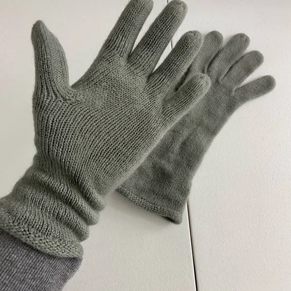 EUC women’s soft knit long foldable medium gray‎ warm winter gloves accessories - Image 2