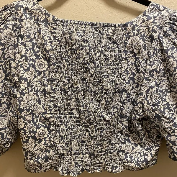 Anthropologie O.P.T Blue & White Floral Puff Sleeve Cropped Top Size Large NEW - Image 7