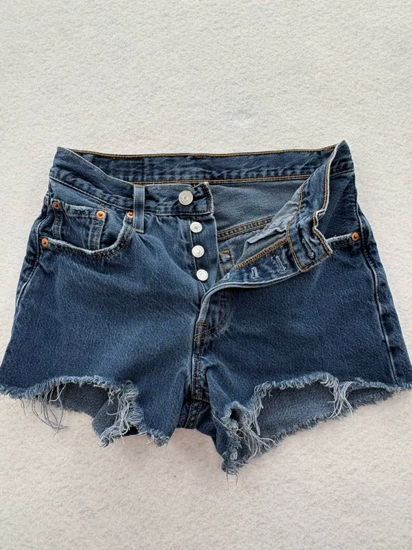 women’s levi’s shorts size W25 - Image 3