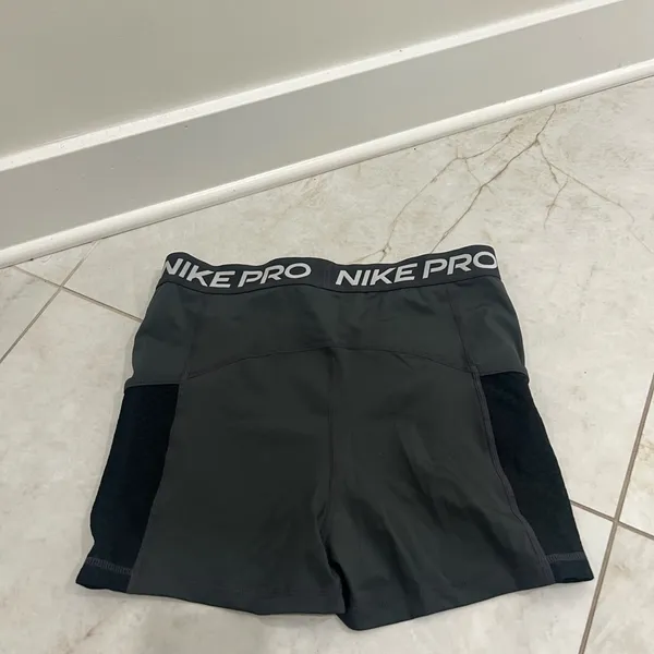 Nike Gray High Waisted 3 Inch Training Shorts Size Large - Image 6
