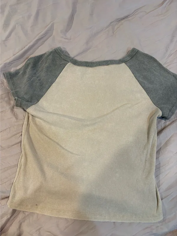 Baby Tee Tan Size M - Image 3