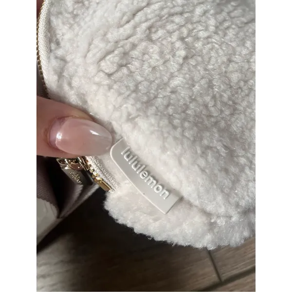 Lululemon Everywhere Belt Bag *Fleece - White and Gold - Image 2