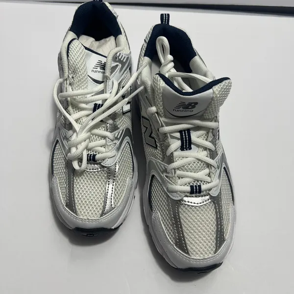 New Balance women’s sneakers in white and navy. Clean and stylish design with a comfortable cushioned insole and lace-up closure. Made in Vietnam. Size 9 US (40.5 EU / 25.5 CM). Great for everyday wear, walking, or casual outfits. Excellent condition - Image 6