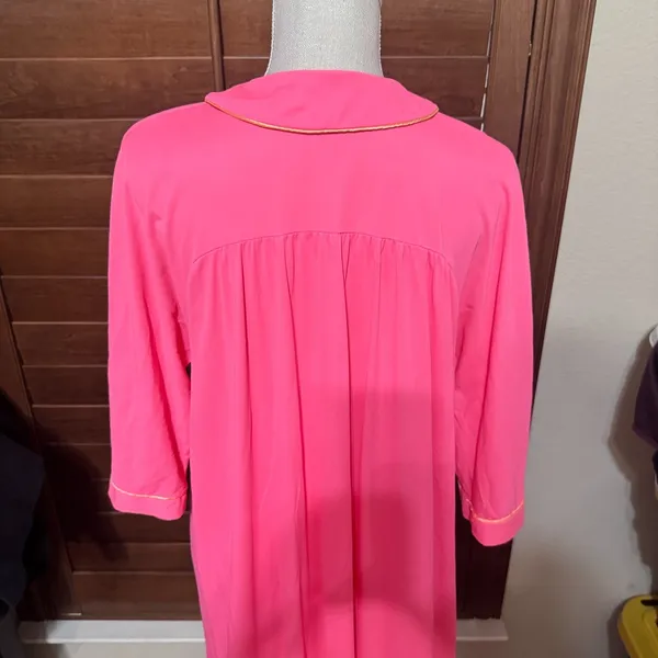Vintage Neon Pink Nylon Robe Housecoat sz‎ M Floral Embroidery Long MCM grandma - Image 7