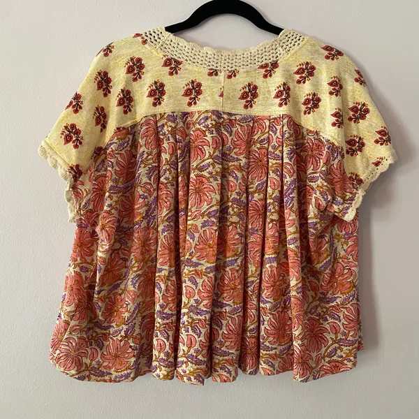 Free People Pink Purple Floral V-neck Shirt Crochet Neckline Women's size Large - Image 6