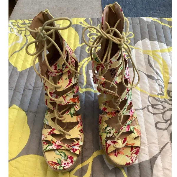 Charlotte Russe Yellow Floral Strappy Lace-Up Platform Wedge Sandals Sz 9 - Image 4