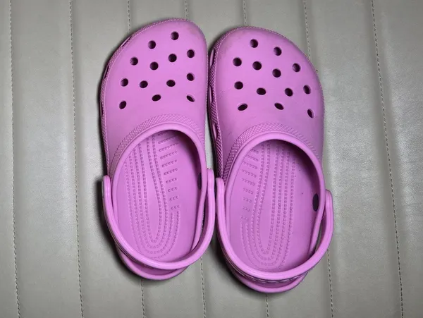 CROCS Womens 7 Clogs in Bright Pink - Image 5