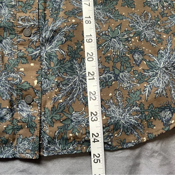 The North Face women’s long sleeve green light weight button up blouse medium - Image 4