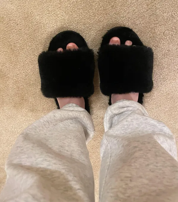 Fluffy Black Slippers Size 7 - Image 4