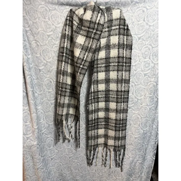 Old Navy Fuzzy Marled scarf in Gray and Black - Image 2