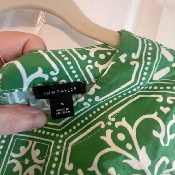 Ann Taylor sleeveless top featuring a green and white geometric print size med - Image 5