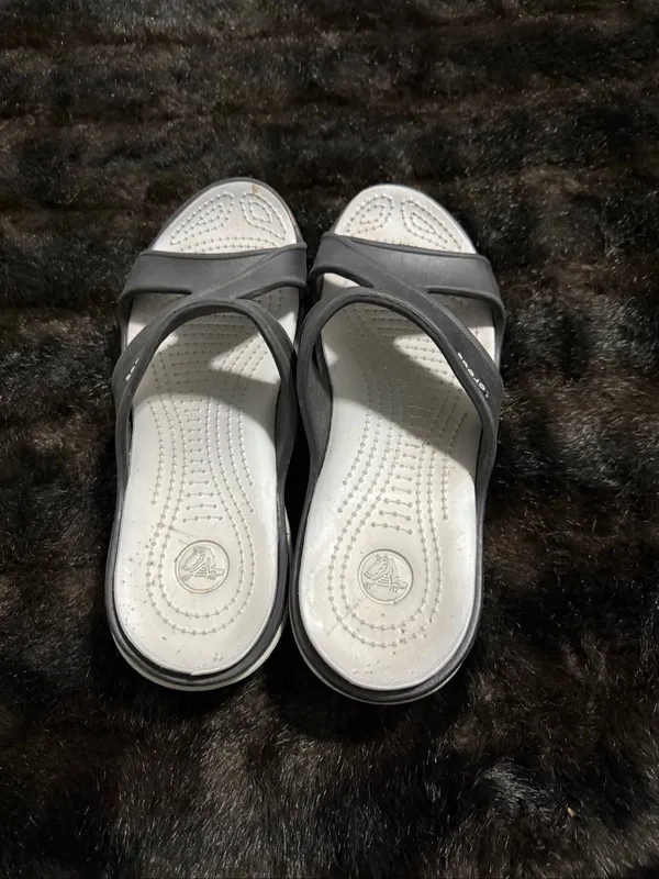 CROCS Tone Alaina Flips (Croslite) Women 9 Black/w Silver Grey sandals shoes - Image 3