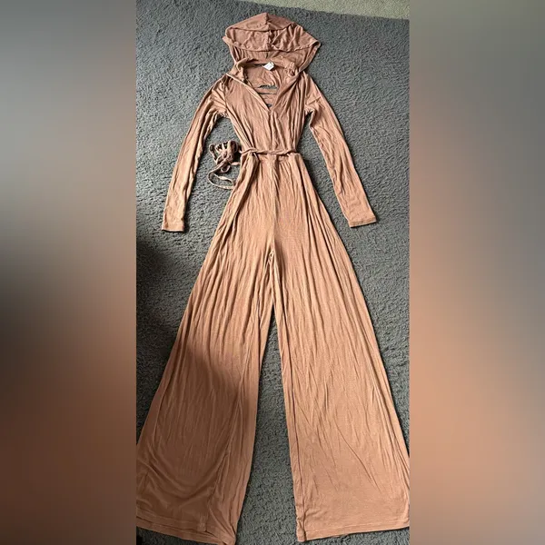 NWT Halara hooded wide-leg jumpsuit in classic neutral brown, back slits, sz XS - Image 4