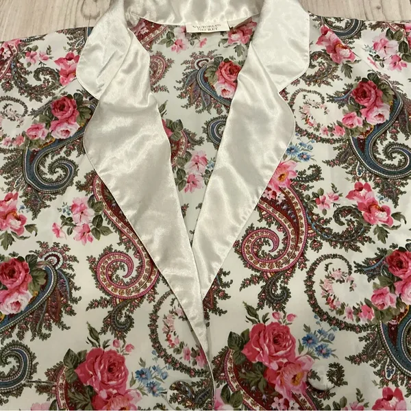 Vintage 90s gold label Victoria’s Secret floral paisley print robe scalloped hem - Image 2