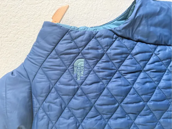 The North Face Navy Teal Trim Quilted Vest Size‎ Small Women’s - Image 4