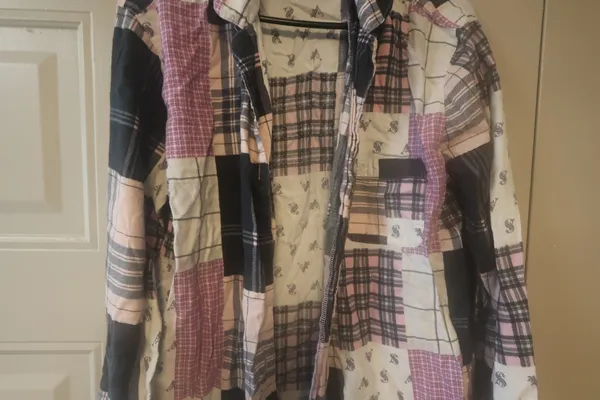 Victoria's Secret plaid flannel path quilt pajamas sleep shirt with pocket in light pink, dark pink and black size small. - Image 8