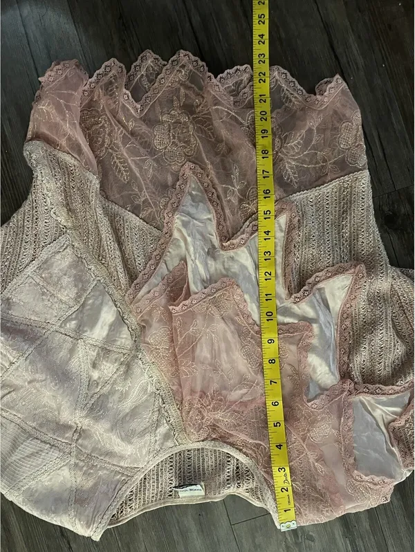 VTG Rayon Pink Patchwork Lace Ruffle Shawl Cape Made Italy Size undefined - Image 4