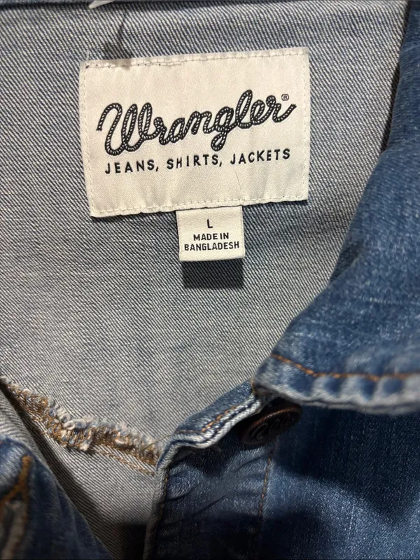 Wrangler Blue Jean Jacket Large 4 Pockets In Front Buttons Have W On Them - Image 3