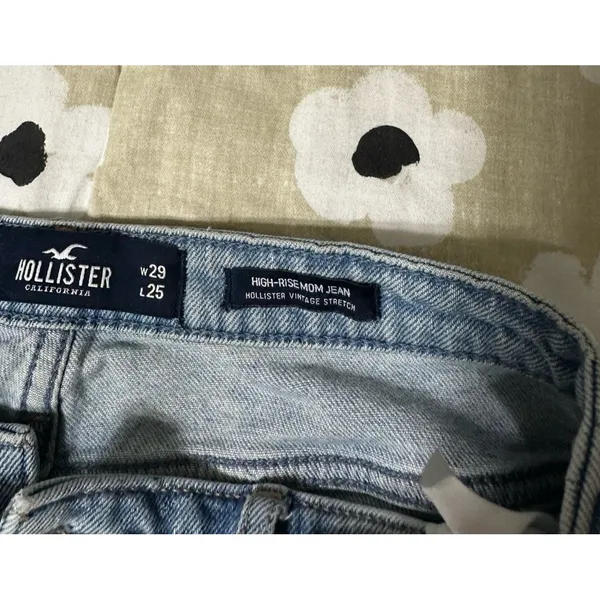 Hollister high rise mom jeans - Image 5