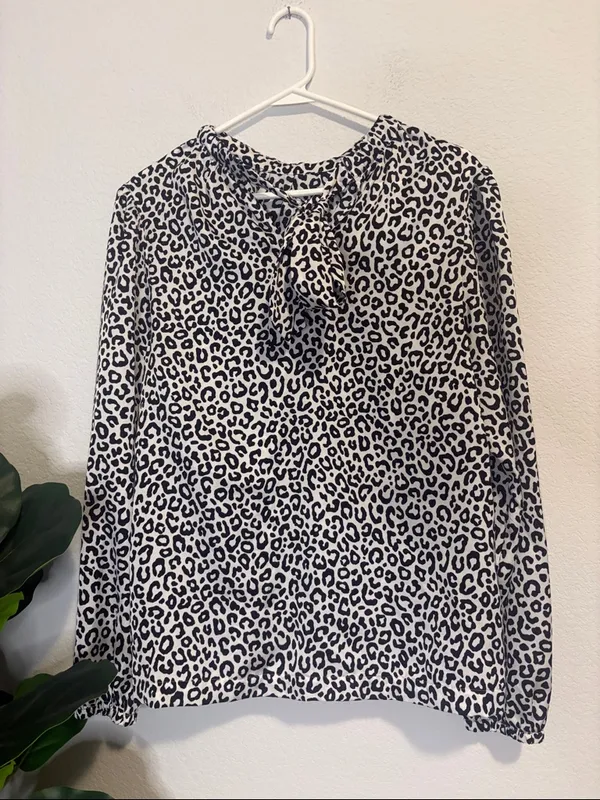 Ann Taylor Black & White Leopard Print Blouse with bow on back M - Image 4
