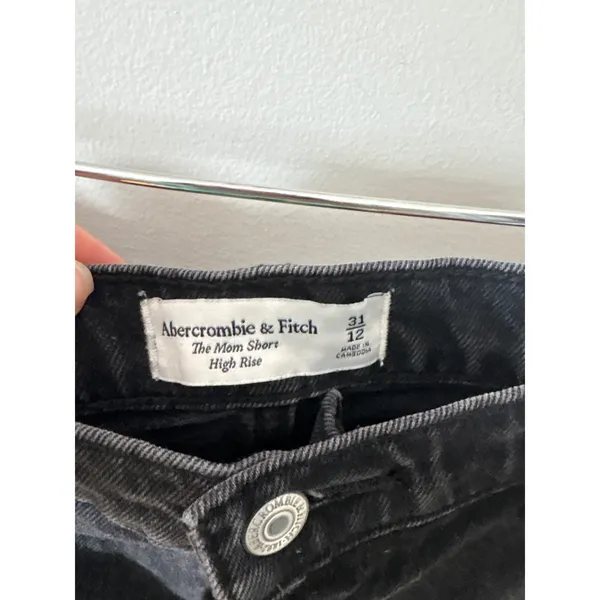 Abercrombie & Fitch The Mom Short High Rise Washed Black Denim Raw Hem 31 12 - Image 2