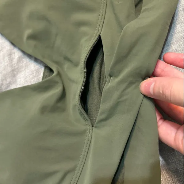 Lululemon Still Now Sports Bra Light Support A/B Cup Army Green Size 8 Yoga - Image 2