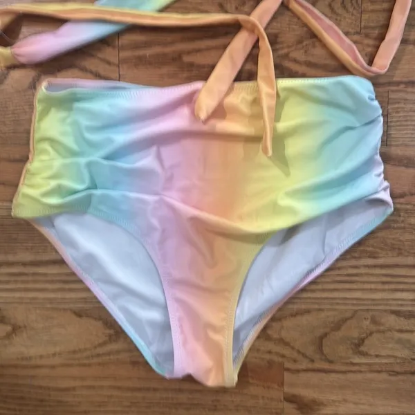 Adorable tie-dye Bikini size large fits like a medium - Image 2