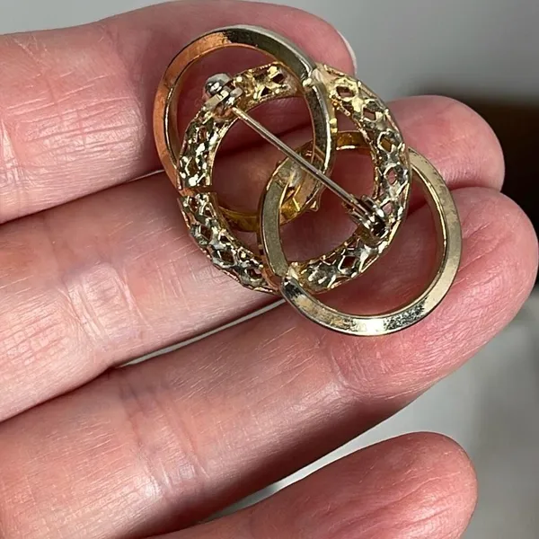 Vintage gold tone triple ring faux pearl brooch - Image 5
