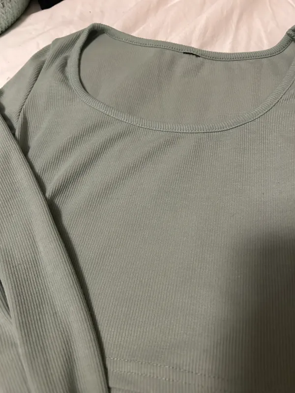 Long Sleeve Green Crop Top Size XS - Image 3
