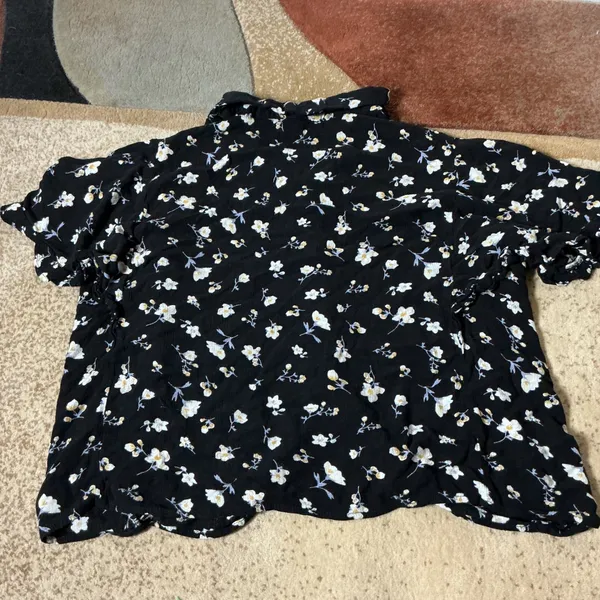 Kaylas Armoire Floral Ruffle Button Down Top Womens M Black Short Sleeve Boho - Image 6