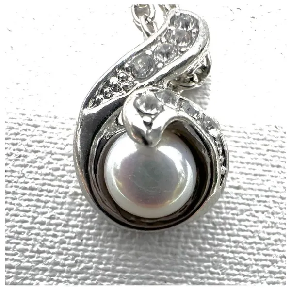 Faux pearl rhinestone silver tone pendant necklace - Image 3