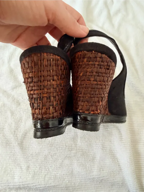 Stuart Weitzman Black linen Peep-Toe Slingback Wedges with Brown Woven Heel - Image 7