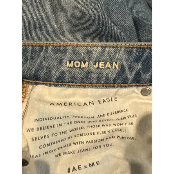 American Eagle distressed knee Mom jeans - Image 3