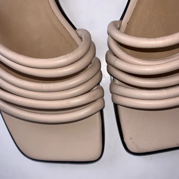 Product Details Sandals, Leather, Open square toe, Buckle-fastening ankle strap, Leather sole. 100% Lambskin Product Code: 1647597338034119 FRAME It all started with one good pair of jeans – Le Skinny de Jeanne. The super-flattering style was soon spotted on supermodels like Miranda Kerr and Karlie Kloss, and the brand blew up. Today, Frame Denim focuses on flawless design with a European aesthetic – the French “dressed up casual” has become the label’s DNA. Good condition with minor signs of wear, see photos for details and condition - Image 4