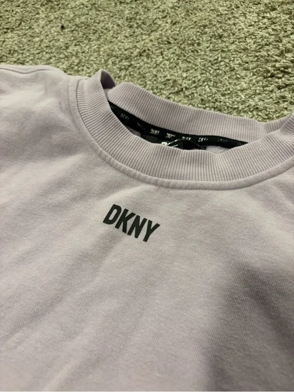 Women’s DKNY Purple Lilac Crewneck Sweater Long sleeve Size Medium Lavender EUC - Image 2
