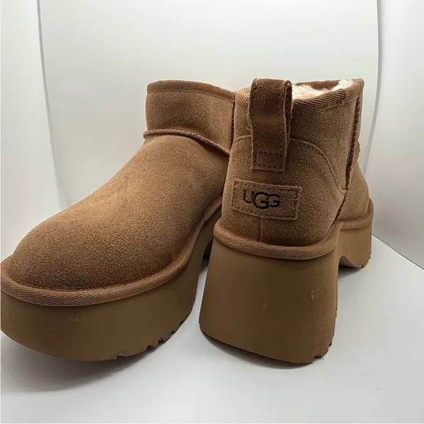 UGG Plush NWOT Women's Chestnut Suede Platform Boots‎ size 8 - Image 2
