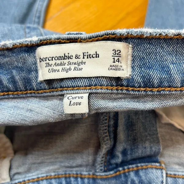 Abercrombie and Fitch Ankle Straight Ultra High Rise, distressed raw hem - Image 9