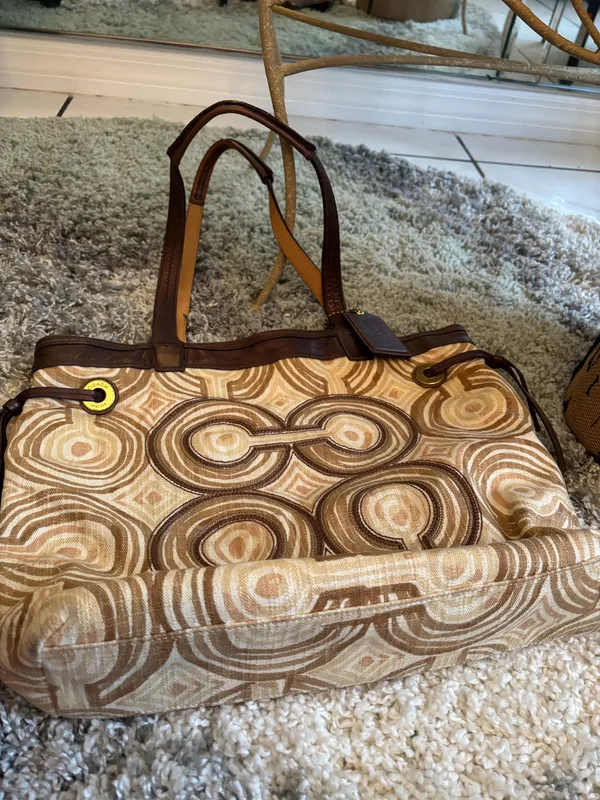 Coach Beautiful purse medium size 💜 - Image 7