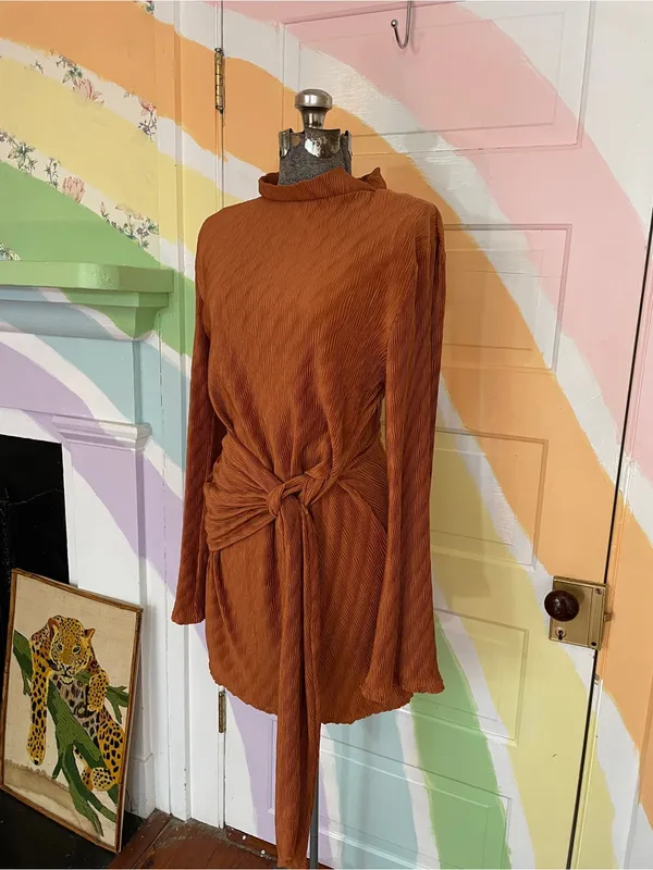 NWT Gilli Rust Plisse Ribbed Long Sleeve Front Knot Mini Dress Sz L 💚🎀 - Image 3